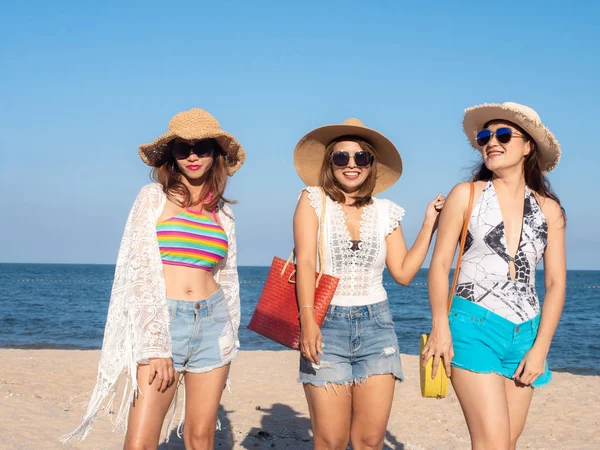 Groupe de femmes portant un chapeau jouissant sur la plage, style de vie conc — Photo