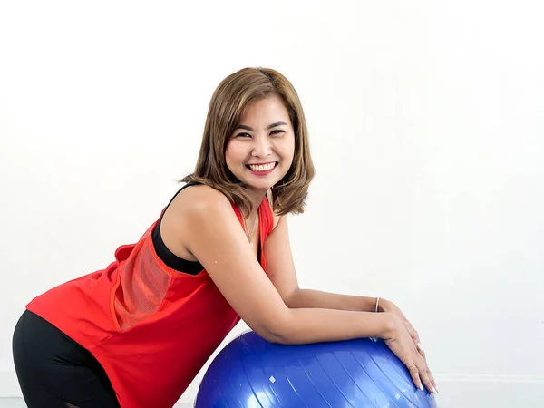 Asiático deporte mujer ejercicio en azul bola pilates, estilo de vida conce — Foto de Stock