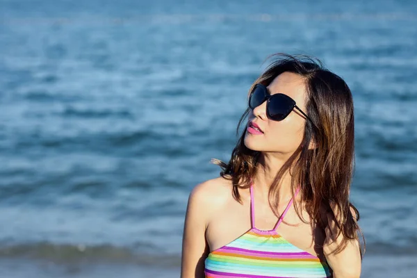Mujer asiática de pie en la playa, concepto de estilo de vida . —  Fotos de Stock