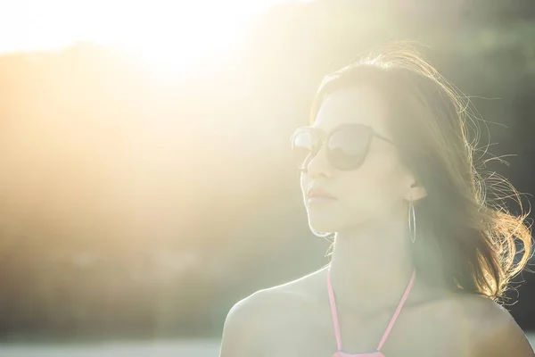 Feliz mujer asiática disfrutando en la playa en un día soleado, estilo de vida —  Fotos de Stock