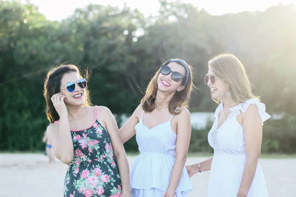 Feliz Asiática mujeres usando vestido largo y de pie en la playa t — Foto de Stock