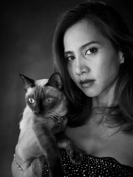 Portrait de belle femme asiatique tenant son chat en noir et w — Photo
