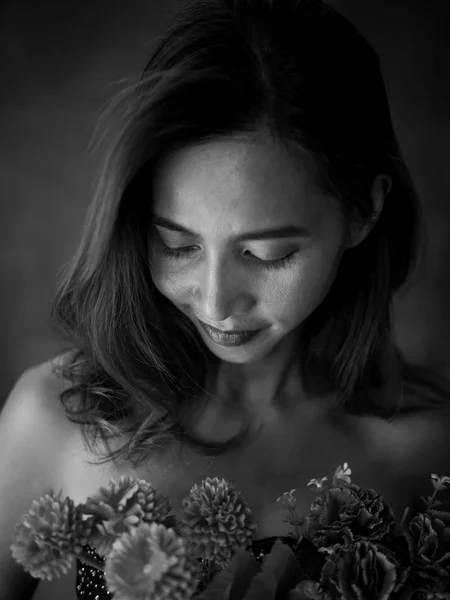Portrait of beautiful Asian woman in black and white. — Stock Photo, Image