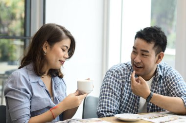 Neşeli Asyalı çift kafede kahve içiyor, Life Styl.