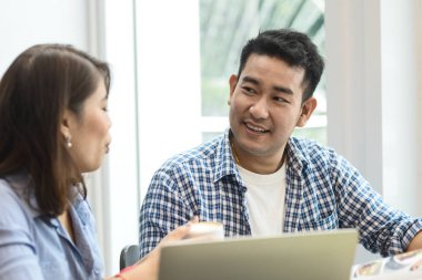 Neşeli Asyalı meslektaşları işbirliği içinde çalışıyoruz.