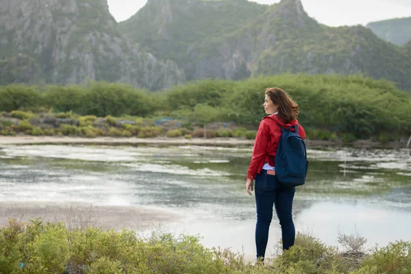 Ázsiai nő visel piros kabát élvezi a természet kilátás backgro — Stock Fotó