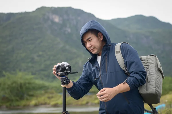 Fotógrafo asiático tirando foto com tripé na temporada de inverno, li — Fotografia de Stock