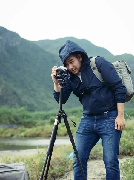 Fotógrafo asiático tirando foto com tripé na temporada de inverno, li — Fotografia de Stock