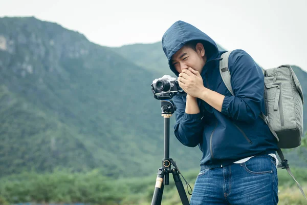 亚洲摄影师李小龙在冬季与三脚架合影 — 图库照片