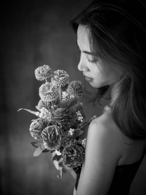 Siyah beyaz güzel Asyalı kadın portresi.