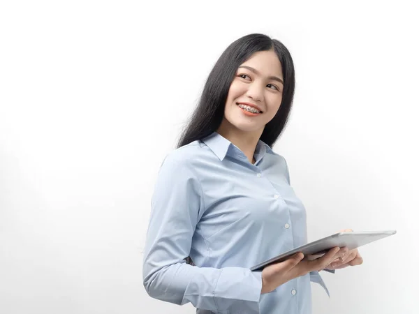 Mujer asiática feliz en camisa azul usando tableta sobre fondo blanco —  Fotos de Stock