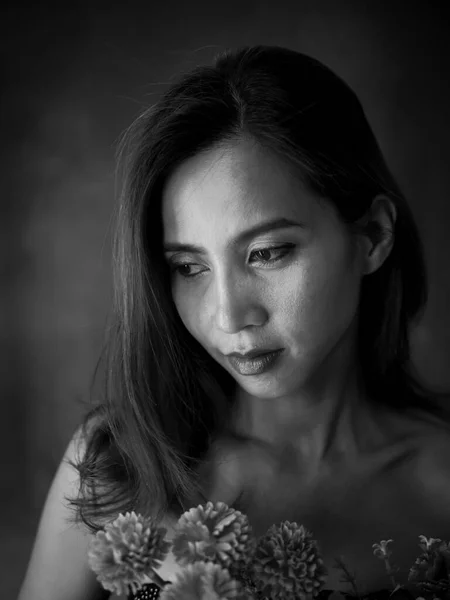Портрет красиві азіатські жінки в чорному та білому. — стокове фото