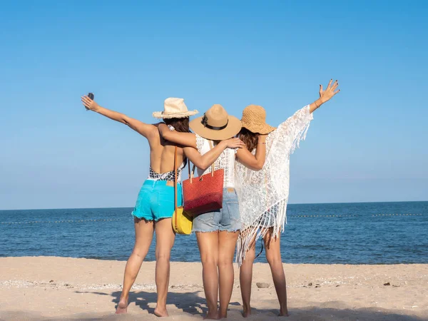 Dos de femmes portant un chapeau jouissant sur la plage, style de vie conce — Photo