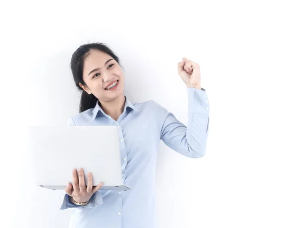 Felice donna asiatica utilizzando laptop con parete bianca, concetto di stile di vita — Foto Stock