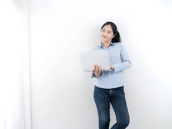 Mujer asiática feliz usando el ordenador portátil con pared blanca, concepto de estilo de vida —  Fotos de Stock