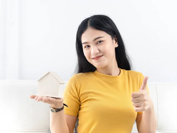 Mujer asiática sosteniendo casa en sus manos concepto de bienes raíces . —  Fotos de Stock