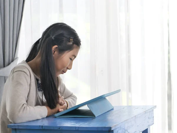 Glückliche asiatische Mädchen mit digitalem Tablet auf blauem Tisch, Lifestylec — Stockfoto