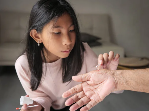 Asiatisk pige knytnæve støtte hendes bedstemor hånd, lifetyle koncept . - Stock-foto