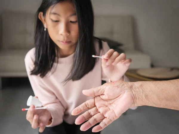 Asian girl fist aid her grandmother hand, lifetyle concept. — Stock Photo, Image