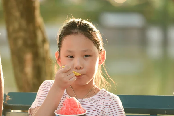 Asiatico ragazza mangiare gelato in sera, lifestyle concept . — Foto Stock