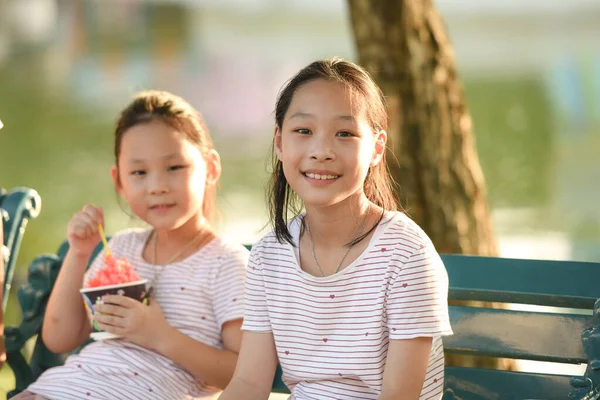 Ασιάτισσα κοπέλα τρώει παγωτό με την οικογένεια το βράδυ, τρόπος ζωής co — Φωτογραφία Αρχείου