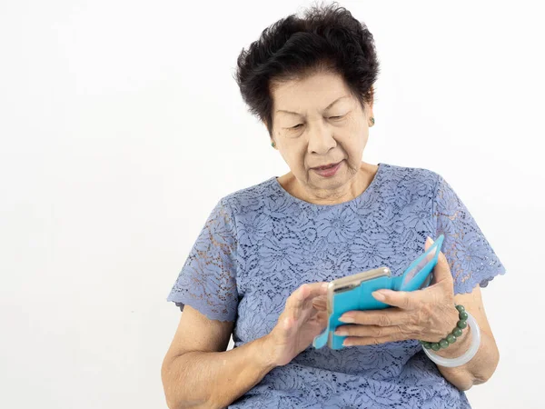 Asiatico anziano donna utilizzando smart phone a casa . — Foto Stock