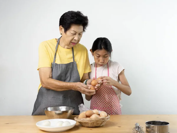 Азиатская старшая женщина технолог внучка для пилинга яиц, стиль жизни — стоковое фото