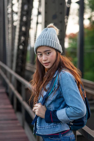 Mujer turista asiática con mochila caminando sobre puente de hierro negro , —  Fotos de Stock
