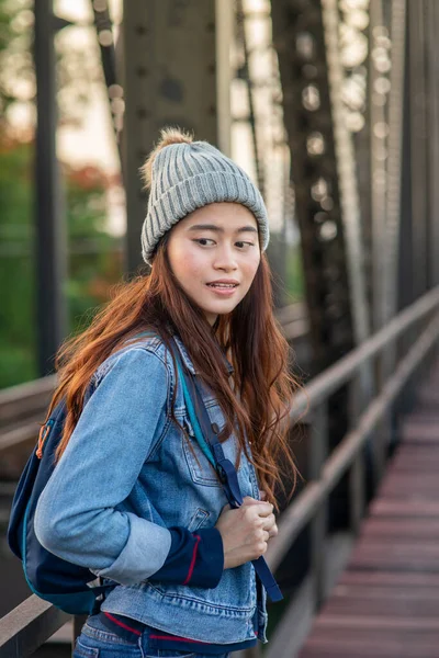 Mujer turista asiática con mochila caminando sobre puente de hierro negro , —  Fotos de Stock