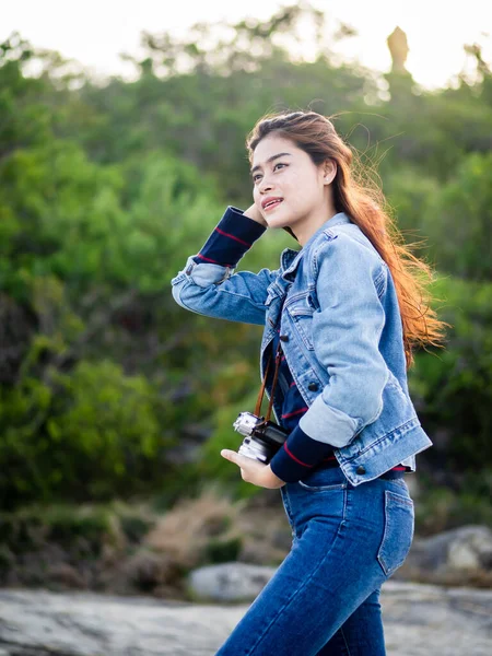 Mujer asiática feliz cámara vintage con fondo de la naturaleza, camping —  Fotos de Stock