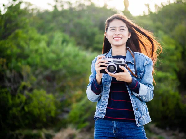 Mulher asiática feliz câmera vintage com fundo da natureza, camping — Fotografia de Stock