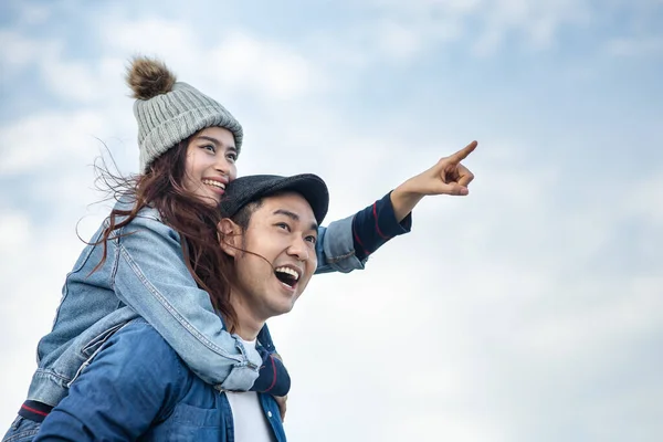 Piggy back Coppia asiatica con cielo blu e nuvola, concetto di amore . — Foto Stock