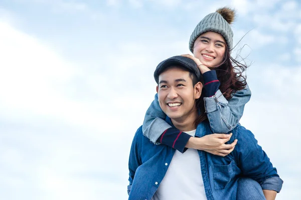 Piggy back Pareja asiática con cielo azul y nube, concepto de amor . — Foto de Stock