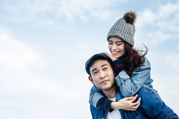 Piggy back Pareja asiática con cielo azul y nube, concepto de amor . — Foto de Stock