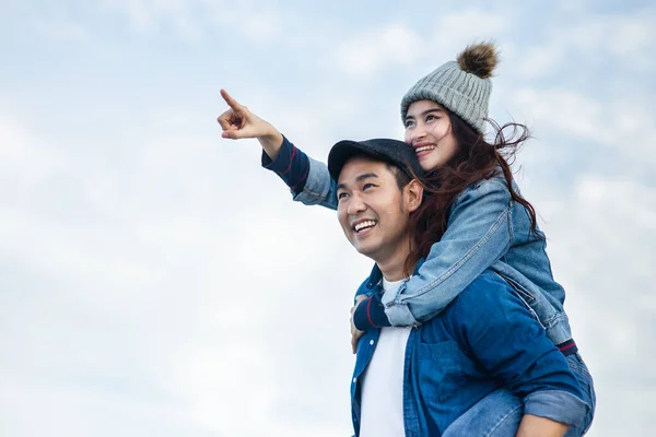 Piggy back Coppia asiatica con cielo blu e nuvola, concetto di amore . — Foto Stock