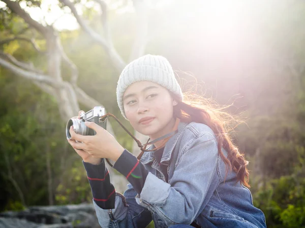 Mujer asiática feliz cámara vintage con fondo de la naturaleza, camping —  Fotos de Stock