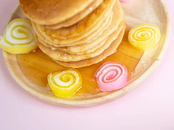 粉红底色薄饼堆上的蜂蜜糖浆 — 图库照片