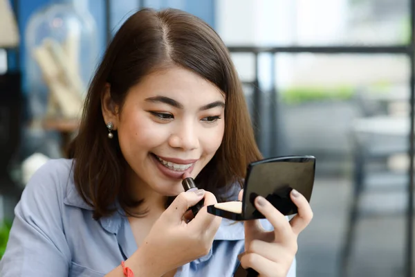 Mujer Asiática Maquillaje Lugar Público — Foto de Stock