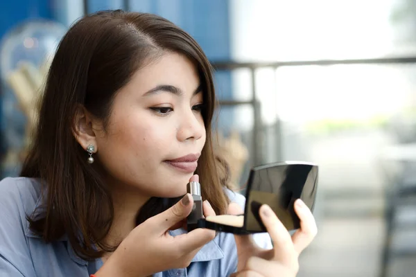 Asiatisk Kvinna Makeup Offentlig Plats — Stockfoto