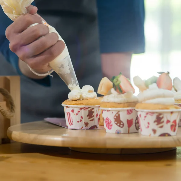 Asiatisk Tonåring Pojke Dekorera Muffins Hemma Livsstil Koncept — Stockfoto