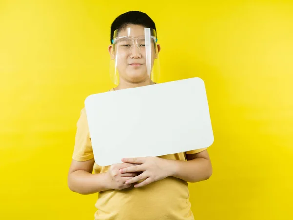 Asiatico Preteen Ragazzo Indossare Faccia Scudo Holding Vuoto Discorso Bolla — Foto Stock