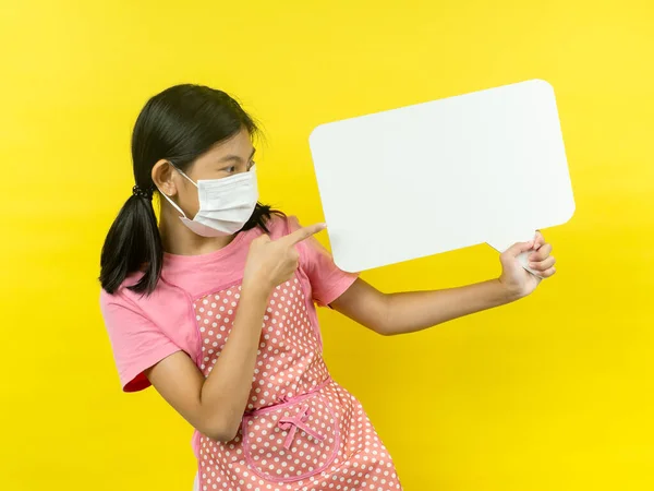 Chica Asiática Mostrando Burbuja Habla Blanco Sobre Fondo Amarillo —  Fotos de Stock