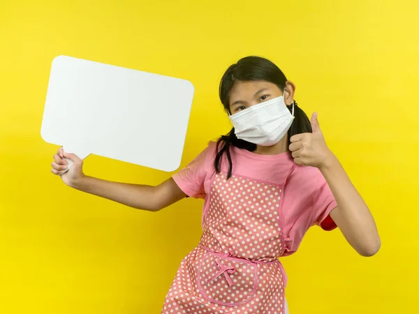 Chica Asiática Mostrando Burbuja Habla Blanco Sobre Fondo Amarillo — Foto de Stock