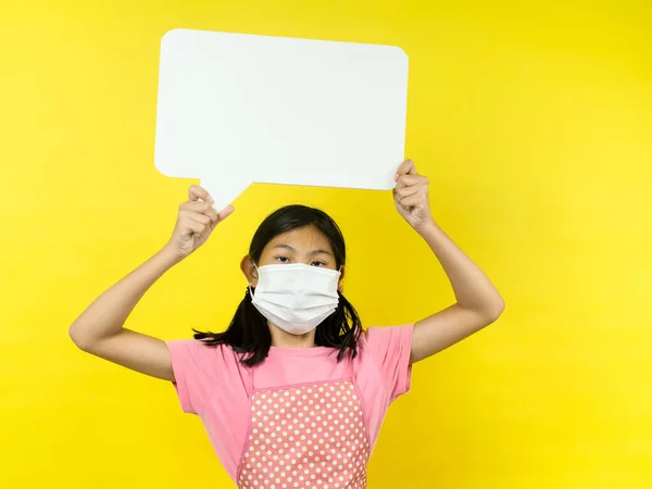 Chica Asiática Mostrando Burbuja Habla Blanco Sobre Fondo Amarillo — Foto de Stock