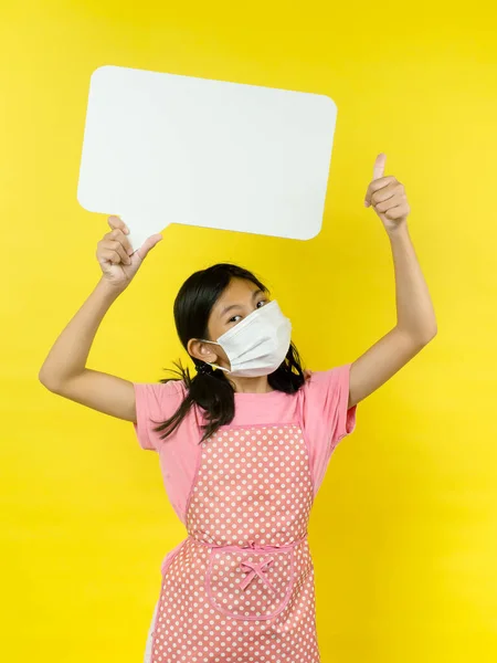 Chica Asiática Mostrando Burbuja Habla Blanco Sobre Fondo Amarillo —  Fotos de Stock