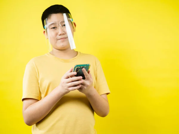 Asiatique Garçon Préadolescent Portant Écran Facial Jouer Jeu Par Smartphone — Photo