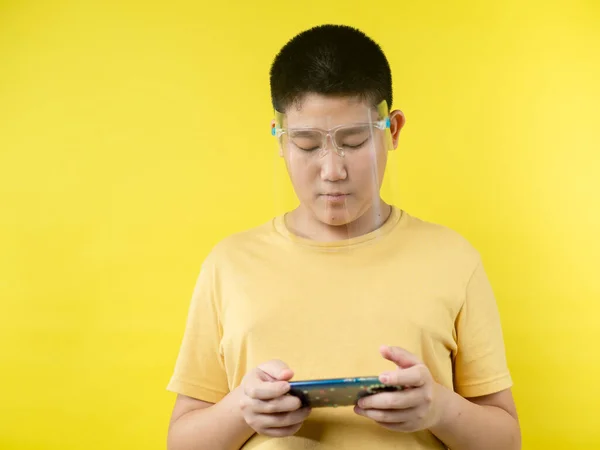 Asiatique Garçon Préadolescent Portant Écran Facial Jouer Jeu Par Smartphone — Photo