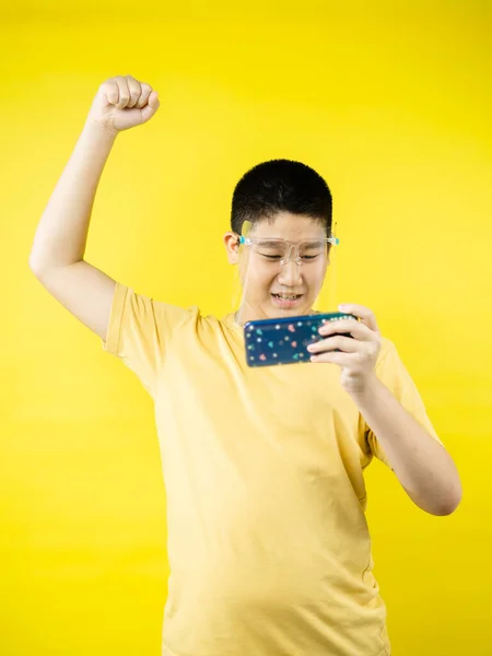Asiatique Garçon Préadolescent Portant Écran Facial Jouer Jeu Par Smartphone — Photo