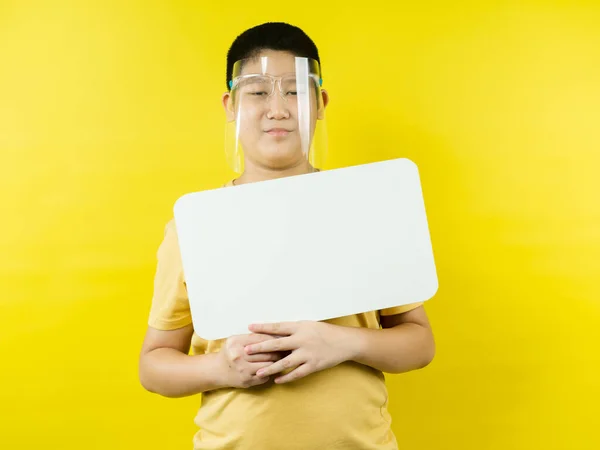 Ασιάτης Έφηβος Αγόρι Φορώντας Ασπίδα Προσώπου Κρατώντας Κενό Φούσκα Ομιλία — Φωτογραφία Αρχείου