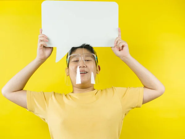 Азіатський Підліток Одягнений Щит Обличчя Тримає Чисту Мову Бульбашку Жовтому — стокове фото